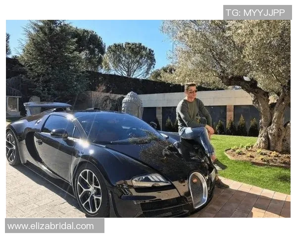 足球巨星豪掷千金驾驭布加迪展现赛场外奢华人生